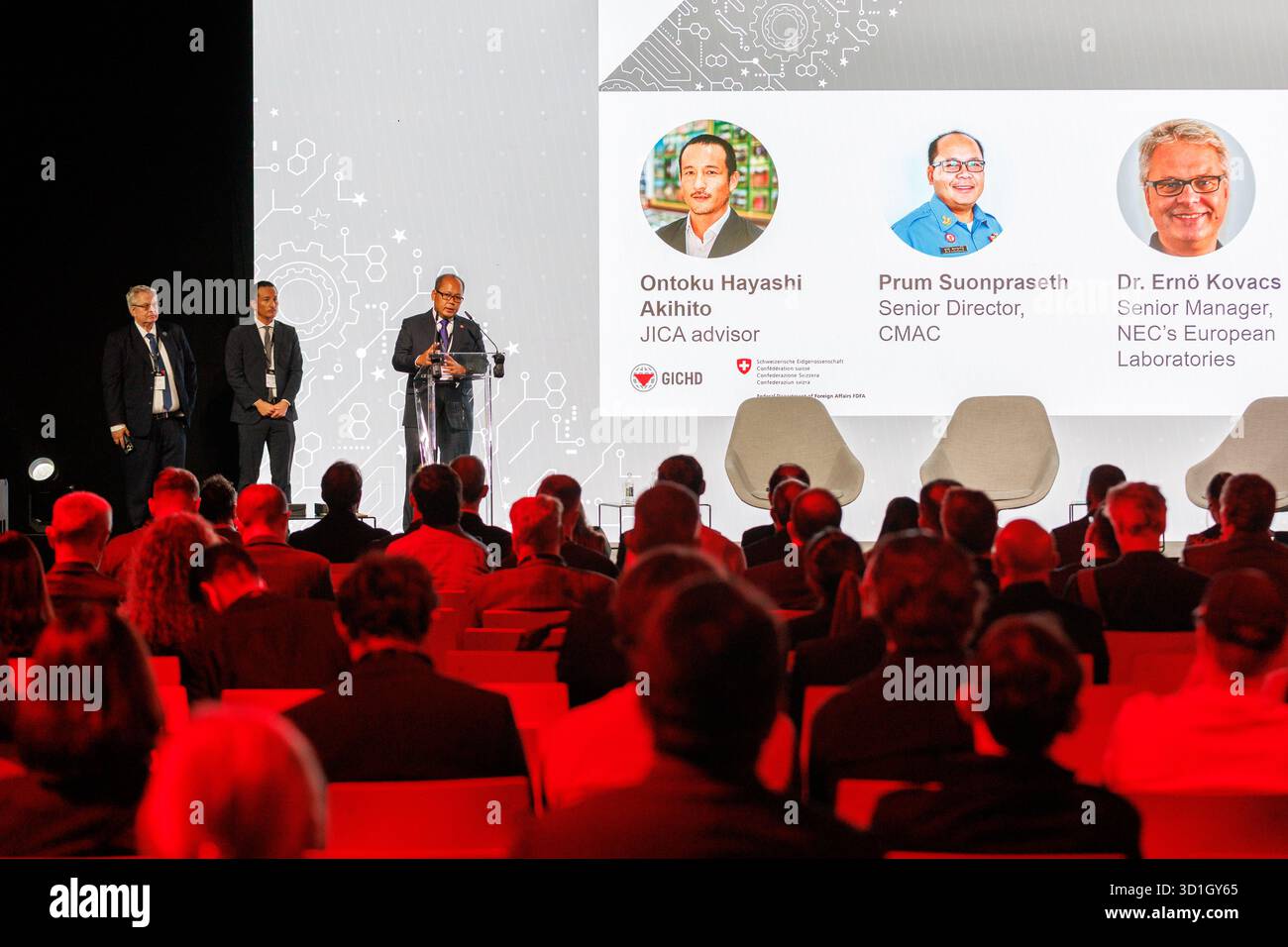 SAR le Prince Mired bin Ra’ad de Jordanie, Président du Comité national pour le déminage et la réhabilitation (NCDR Jordanie), remet le Prix de l’innovation du CIDHG aux représentants de la JICA (Agence japonaise de coopération internationale), du CMAC (Centre cambodgien d’action contre les mines) et de NEC Corporation lors de la cérémonie du Prix de l’innovation du CIDHIC à Luxexpo The Box à Luxembourg, Luxembourg, le 29 octobre 2025. Le prix récompense la collaboration innovante du consortium qui fait progresser les solutions technologiques et de données pour l’action humanitaire contre les mines. Banque D'Images