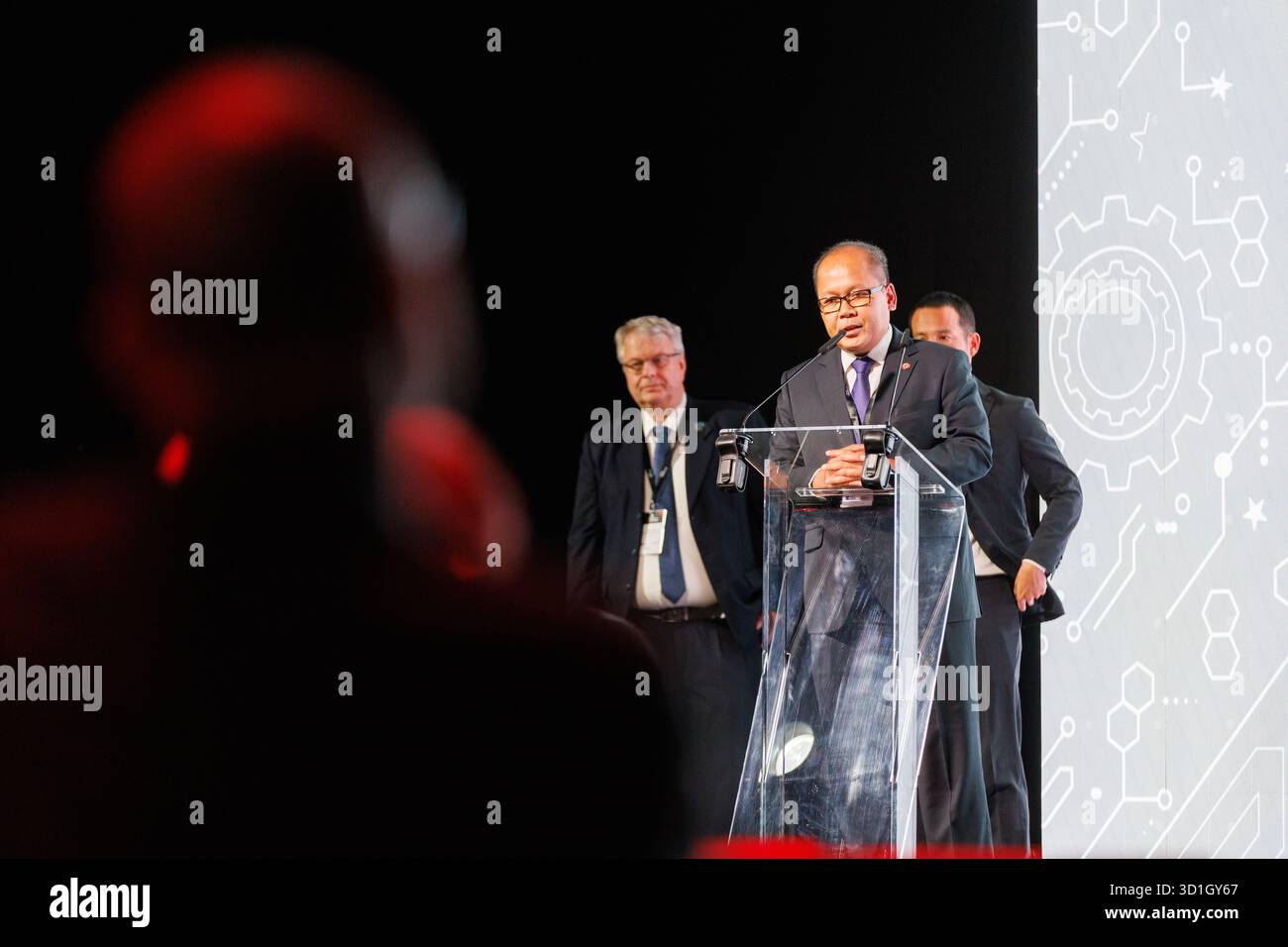 SAR le Prince Mired bin Ra’ad de Jordanie, Président du Comité national pour le déminage et la réhabilitation (NCDR Jordanie), remet le Prix de l’innovation du CIDHG aux représentants de la JICA (Agence japonaise de coopération internationale), du CMAC (Centre cambodgien d’action contre les mines) et de NEC Corporation lors de la cérémonie du Prix de l’innovation du CIDHIC à Luxexpo The Box à Luxembourg, Luxembourg, le 29 octobre 2025. Le prix récompense la collaboration innovante du consortium qui fait progresser les solutions technologiques et de données pour l’action humanitaire contre les mines. Banque D'Images