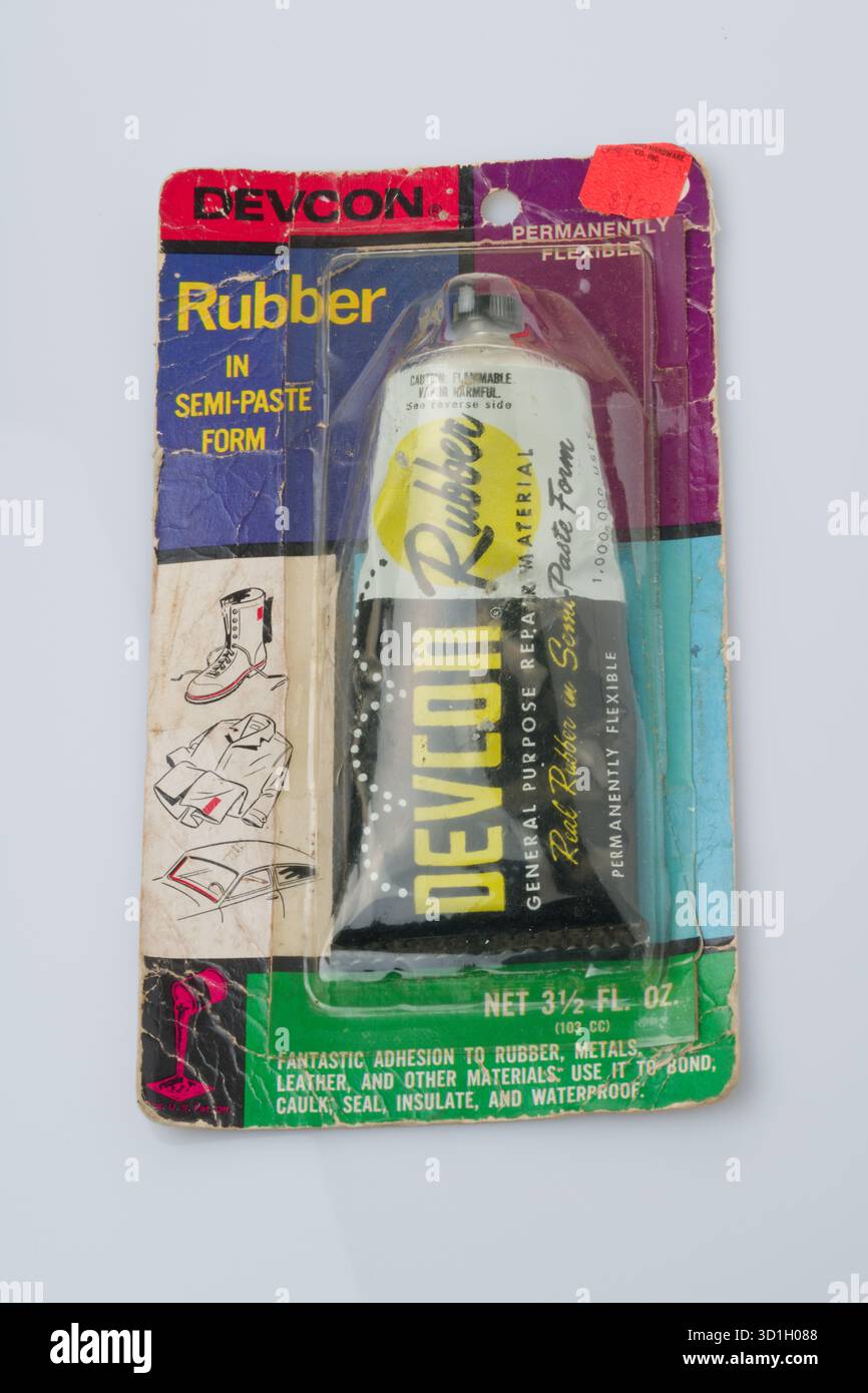 Colle/substitut de réparation en caoutchouc Devcon dans un tube. Pour usage domestique/domestique pour coller des articles ensemble et réparer le caoutchouc usé ou cassé. Banque D'Images