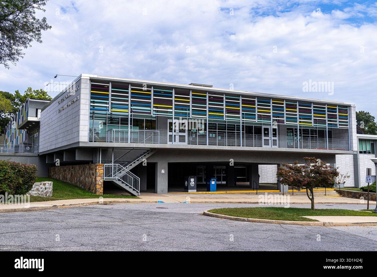 Extérieur de la Yonkers public Library, Grinton I. Will Branch, à Yonkers, New York. Façade de bâtiment de bibliothèque moderne avec caillebotis coloré. Banque D'Images