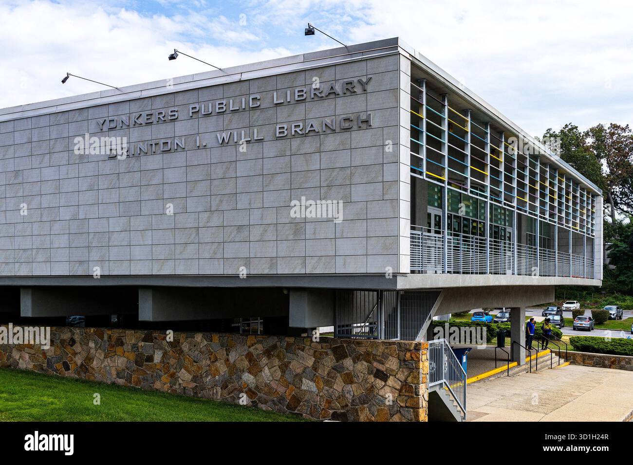 Extérieur de la Yonkers public Library, Grinton I. Will Branch, à Yonkers, New York. Façade de bâtiment de bibliothèque moderne avec caillebotis coloré. Banque D'Images