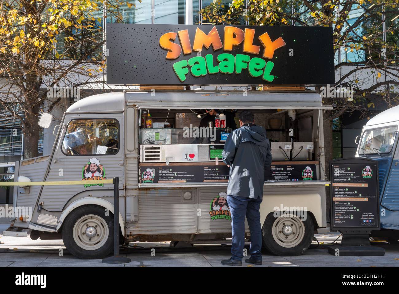 Fourgon mobile canalside vendant de la nourriture de rue à Merchant Square, Paddington, Londres W2, Angleterre, Royaume-Uni. Simplement Falafel fourgonnette de nourriture et client Banque D'Images