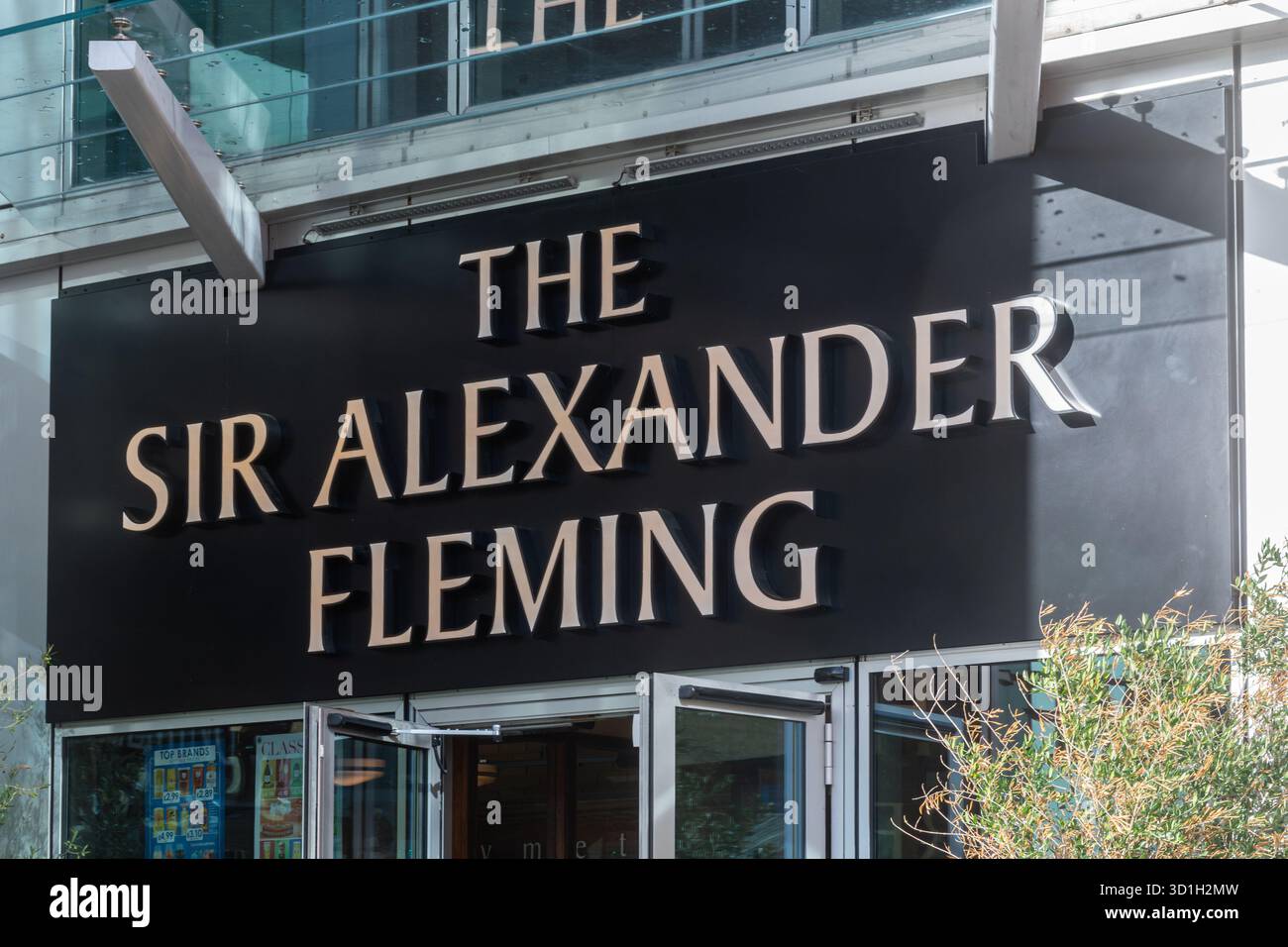 Le Sir Alexander Fleming, un pub JD Wetherspoon à Paddington, Londres, Angleterre, Royaume-Uni, nommé d'après le célèbre scientifique qui a découvert la pénicilline Banque D'Images
