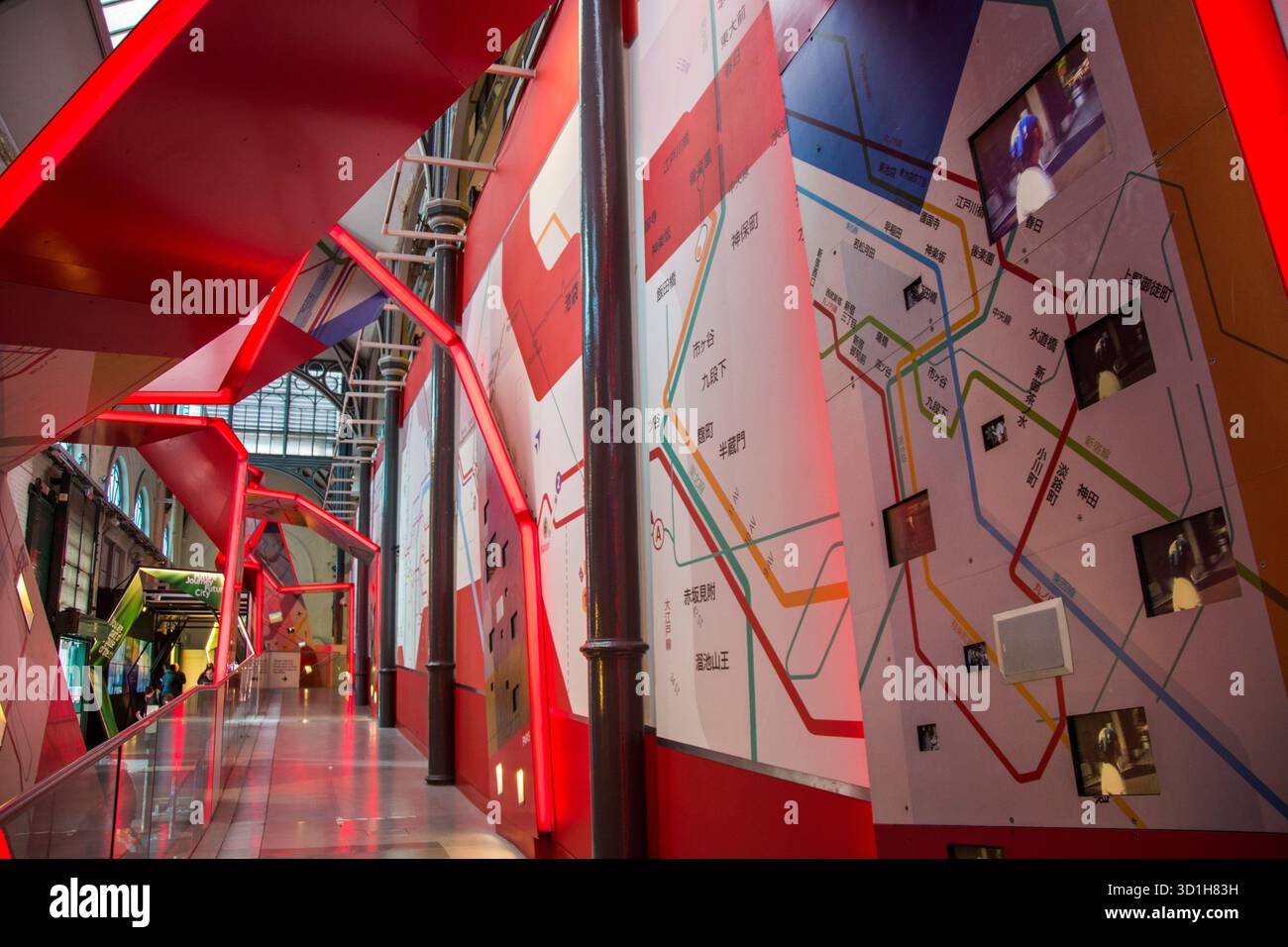 Entrée du musée avec décoration de la carte du métro de Tokyo Banque D'Images