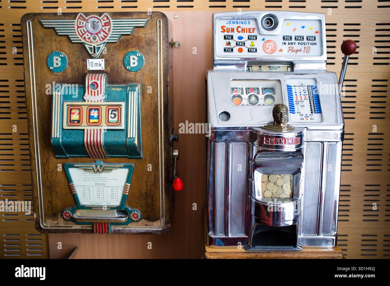 ANTIQUE ONE BANDITS ARMÉS, machines À SOUS : un affichage montrant deux machines à sous antiques à trois rouleaux à pièces. L'un est un modèle finlandais qui a utilisé les marques finlandaises comme monnaie. L'un est américain utilisant des cents. Banque D'Images