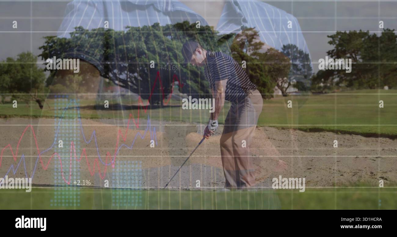 Coin de sable balançant à la balle de golf, homme portant un polo rayé et une casquette dans le bunker, superposition de carte Banque D'Images