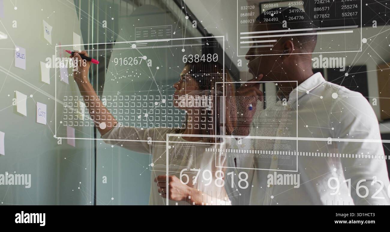 Collègues portant des figures de marquage décontractées d'affaires sur le mur de verre dans la salle de conférence, avec des superpositions Banque D'Images