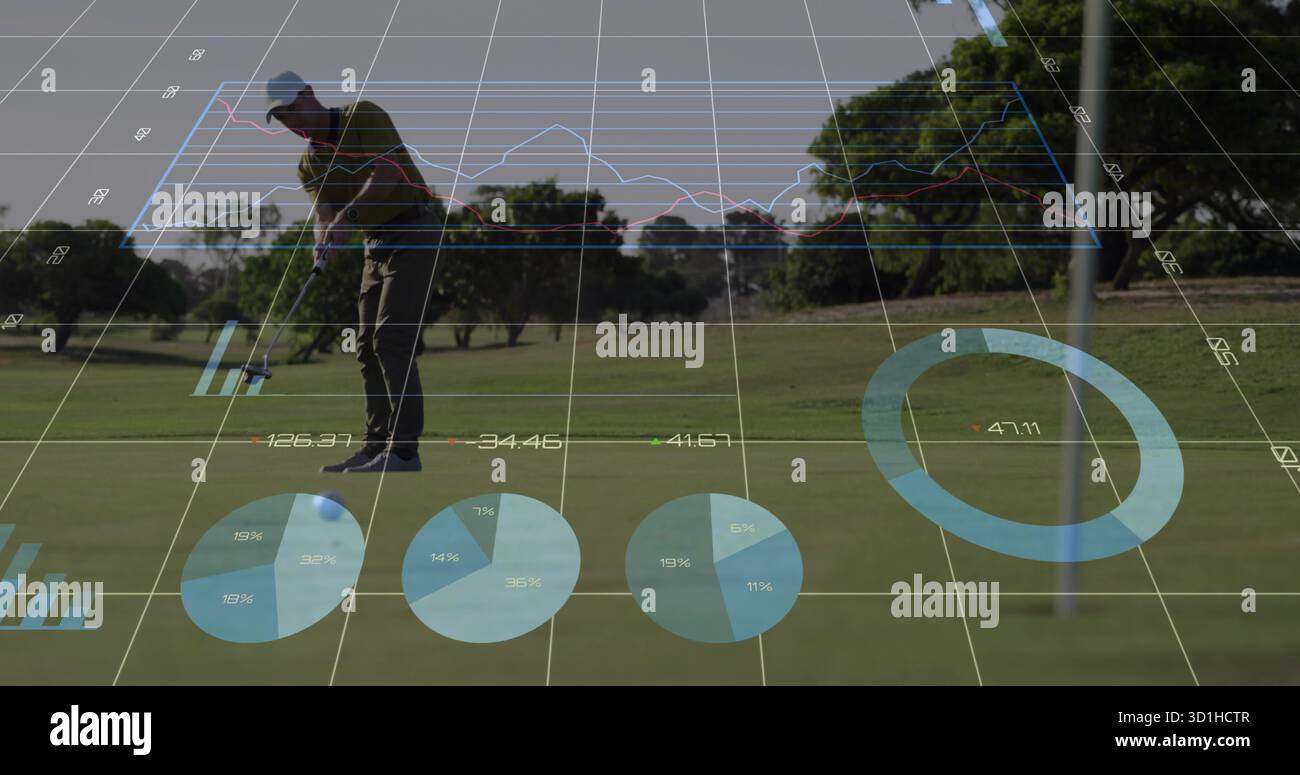 Golfeur debout en polo alignant le putter sur le ballon sur le green, avec drapeau et tableaux de données Banque D'Images