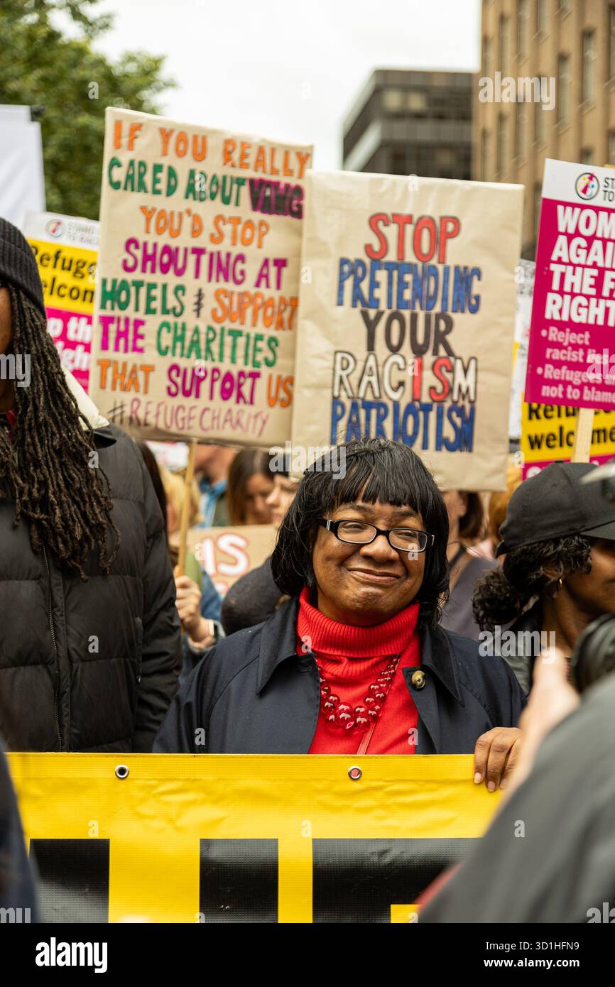 Dianne Abbott assiste à la marche Stand Up to Racism dans le centre de Londres en opposition au rassemblement Unite the UK Banque D'Images