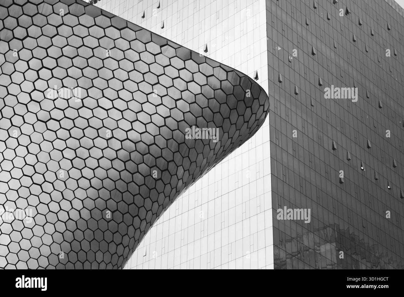 Photo abstraite en noir et blanc du Museo Soumaya à Mexico présentant une architecture hexagonale moderne et des motifs géométriques de design contemporain Banque D'Images