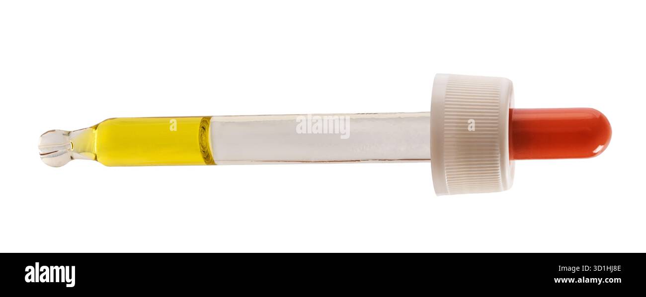 Compte-gouttes avec liquide jaune isolé sur fond blanc Banque D'Images