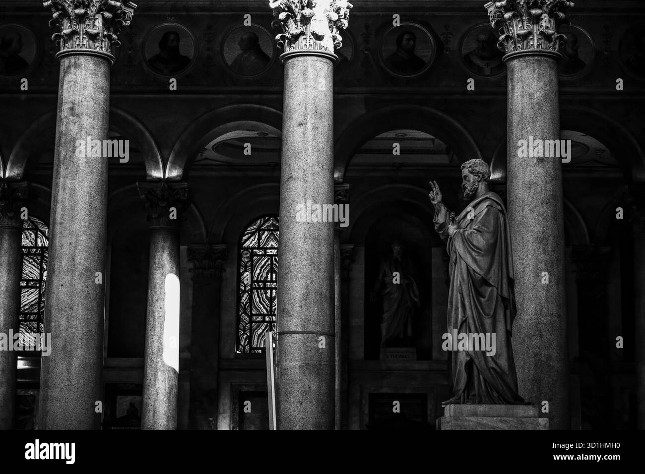 Rome, Italie – 9 décembre 2023 - image des détails de la basilique Saint Paul hors des murs, mettant en valeur son architecture sacrée et historique. Banque D'Images