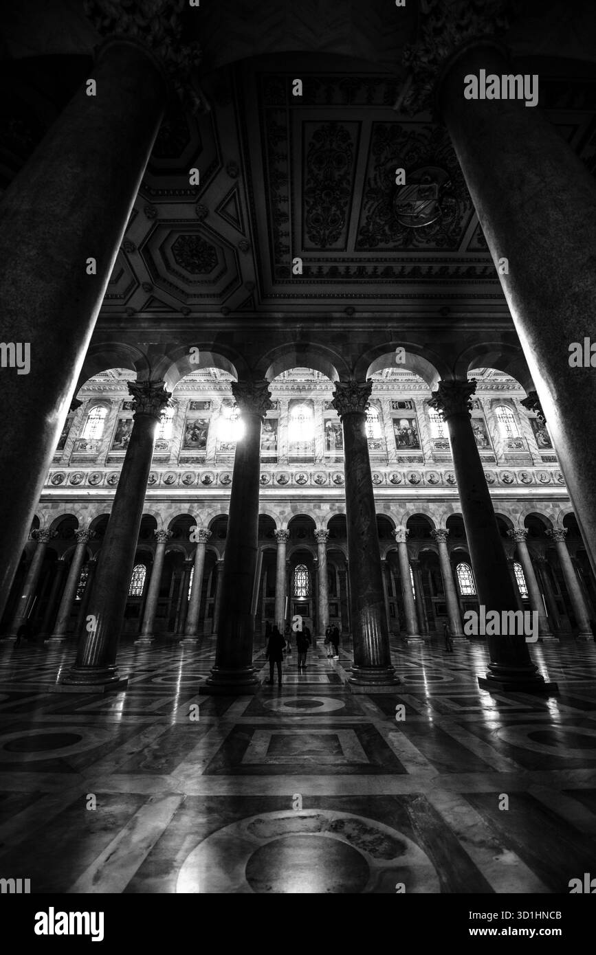 Rome, Italie – 9 décembre 2023 - image des détails de la basilique Saint Paul hors des murs, mettant en valeur son architecture sacrée et historique. Banque D'Images