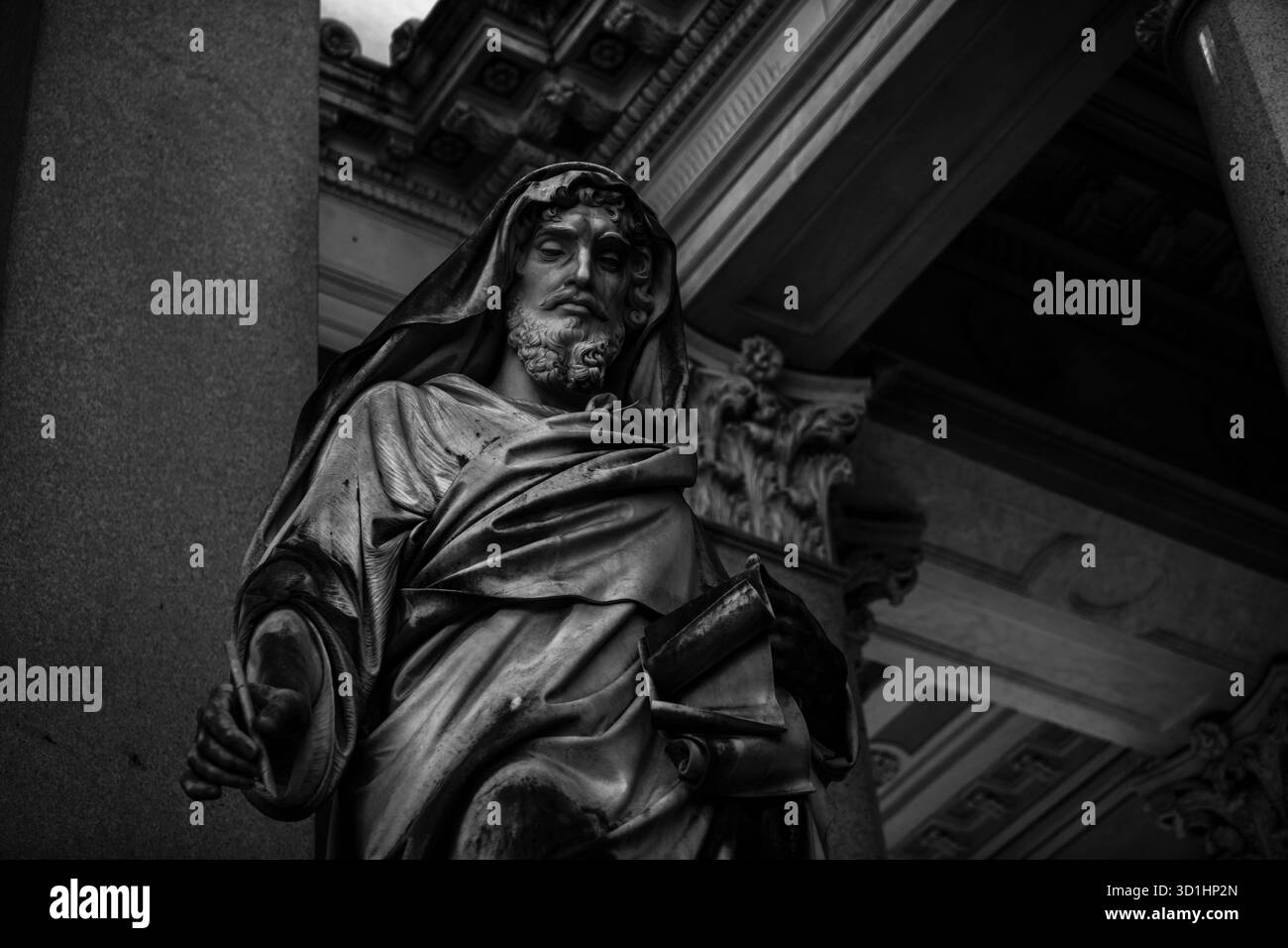 Rome, Italie – 9 décembre 2023 - image des détails de la basilique Saint Paul hors des murs, mettant en valeur son architecture sacrée et historique. Banque D'Images