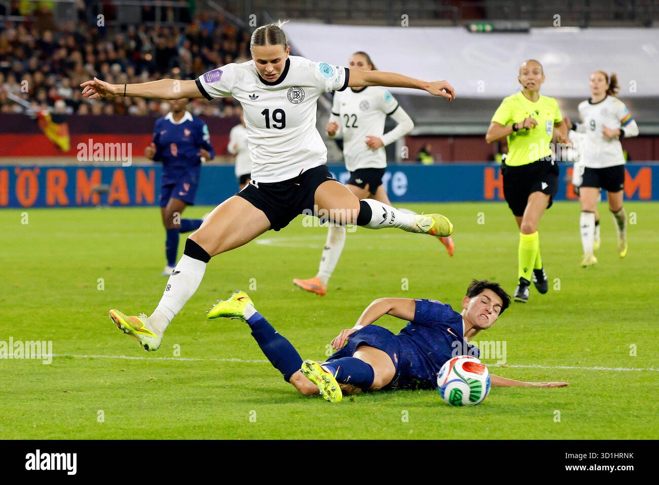Düsseldorf, Deutschland Fussball, Football, Frauen, Länderspiel, UEFA Women's Nations League Finalrunde Deutschland - Frankreich 1-0 in der Merkur-Spiel Arena in Düsseldorf am 24.10.2025 Klara Bühl (GER) Li.- und Elisa DE ALMEIDA (FRA) Re.- Foto : Norbert Schmidt, Duesseldorf Banque D'Images Düsseldorf, Deutschland Fussball, Football, Frauen, Länderspiel, UEFA Women's Nations League Finalrunde Deutschland - Frankreich 1-0 in der Merkur-Spiel Arena in Düsseldorf am 24.10.2025 Klara Bühl (GER) Li.- und Elisa DE ALMEIDA (FRA) Re.- Foto : Norbert Schmidt, Duesseldorf Banque D'Images