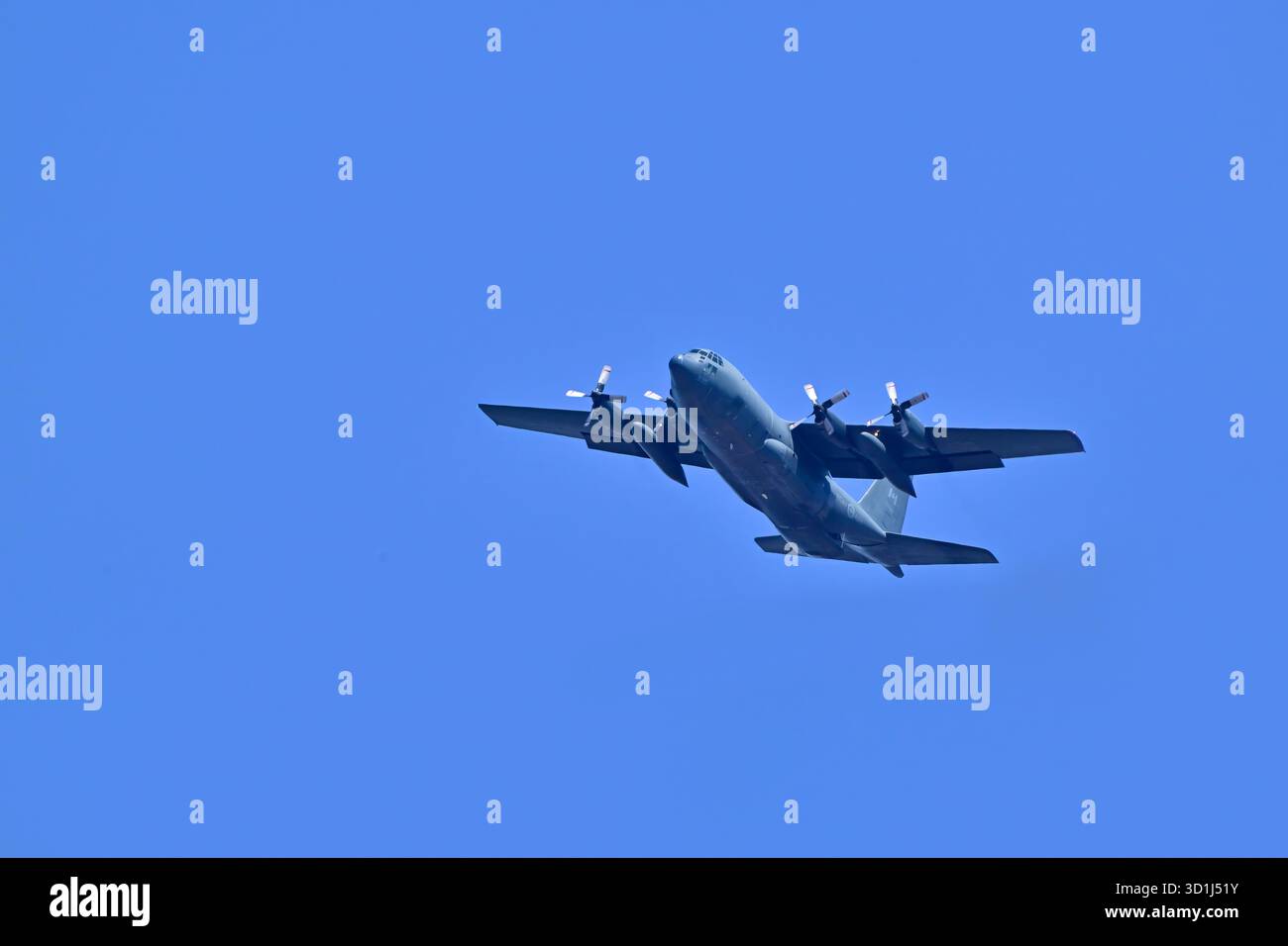 Un avion d'entraînement militaire Hercules de 130 vole au-dessus de la base d'entraînement de l'Île-du-Prince-Édouard au Canada Banque D'Images