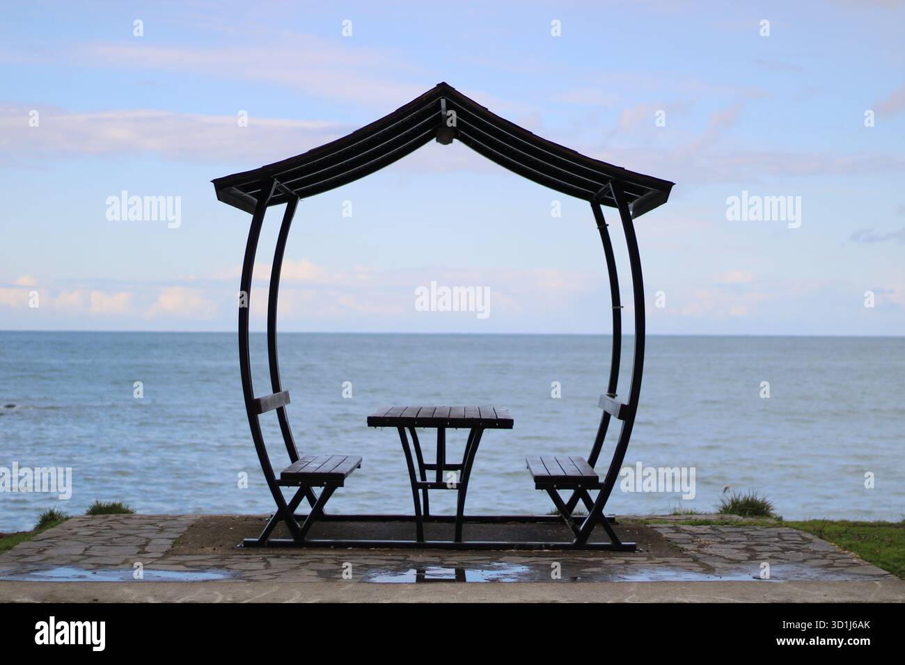 Belvédère symétrique en bord de mer avec réflexion sur l'océan Banque D'Images