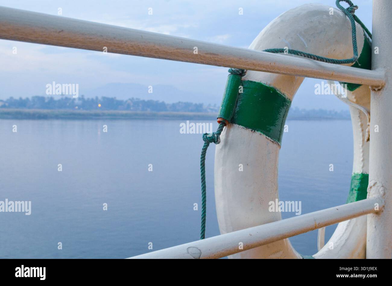 Vue sur le Nil depuis le bateau de croisière à Louxor Egypte Banque D'Images