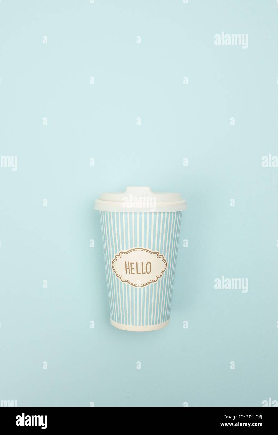 Vue de dessus. Pose à plat. tasse à café sur une surface bleue, conçue pour une utilisation dans la publicité, les menus ou les visuels d'affaires Banque D'Images