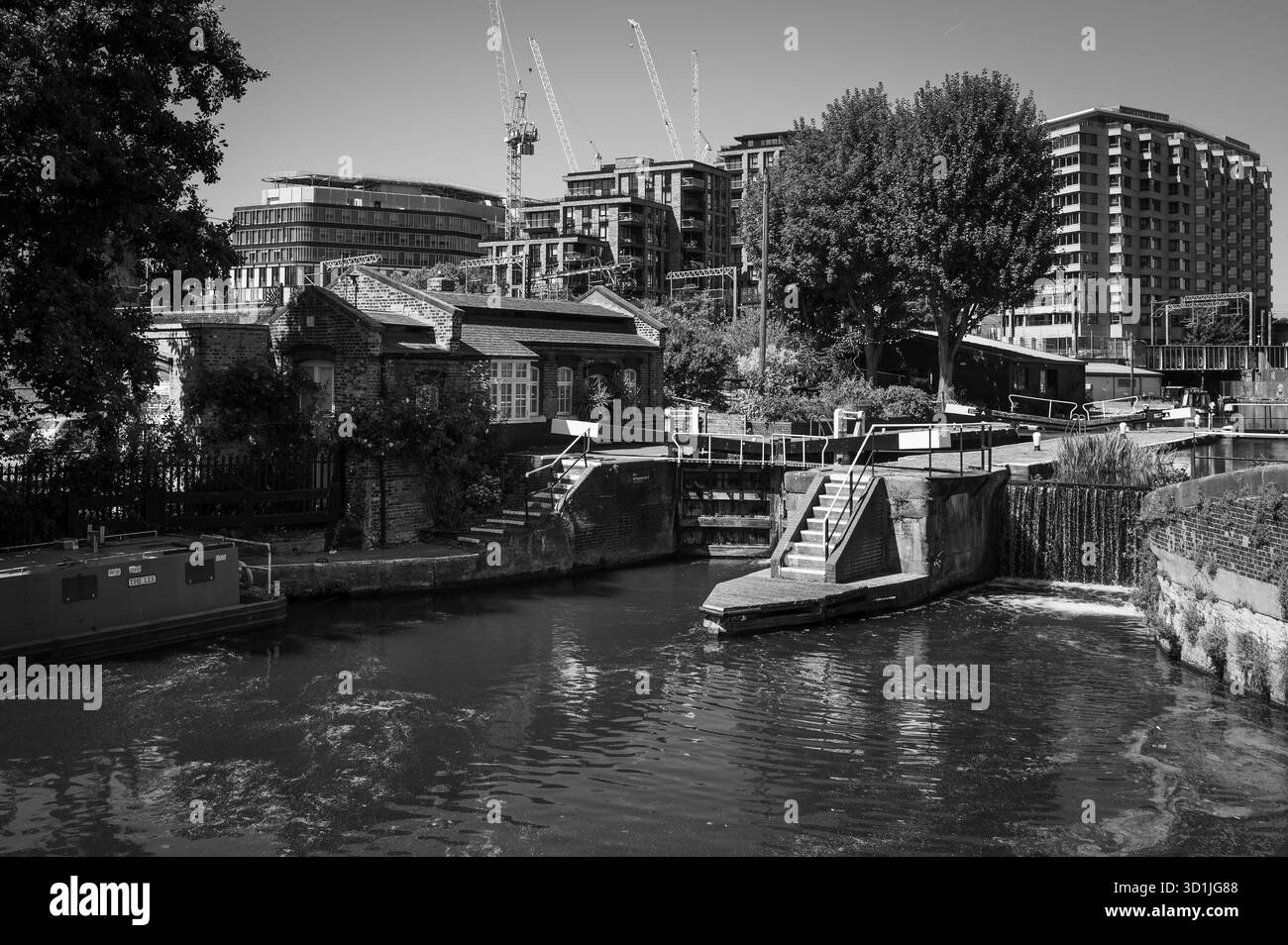La ville de Camden se verrouille le long de la piste de remorquage de Regents canal. Camden Town. Centre-ville de Londres Royaume-Uni. Banque D'Images