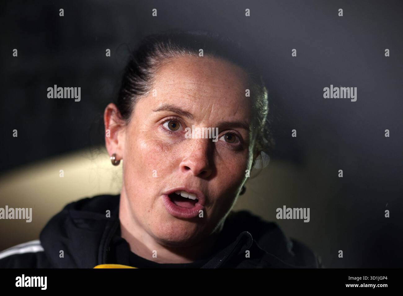Newport, Royaume-Uni. 28 octobre 2025. Rhian Wilkinson, entraîneur-chef/manager de l'équipe nationale féminine du pays de Galles, regarde. Pays de Galles v Pologne, match amical international féminin à Rodney Parade à Newport, pays de Galles du Sud, mardi 28 octobre 2025. Cette image ne peut être utilisée qu'à des fins éditoriales. Usage éditorial exclusif, .pic by Andrew Orchard /Alamy Live News Banque D'Images