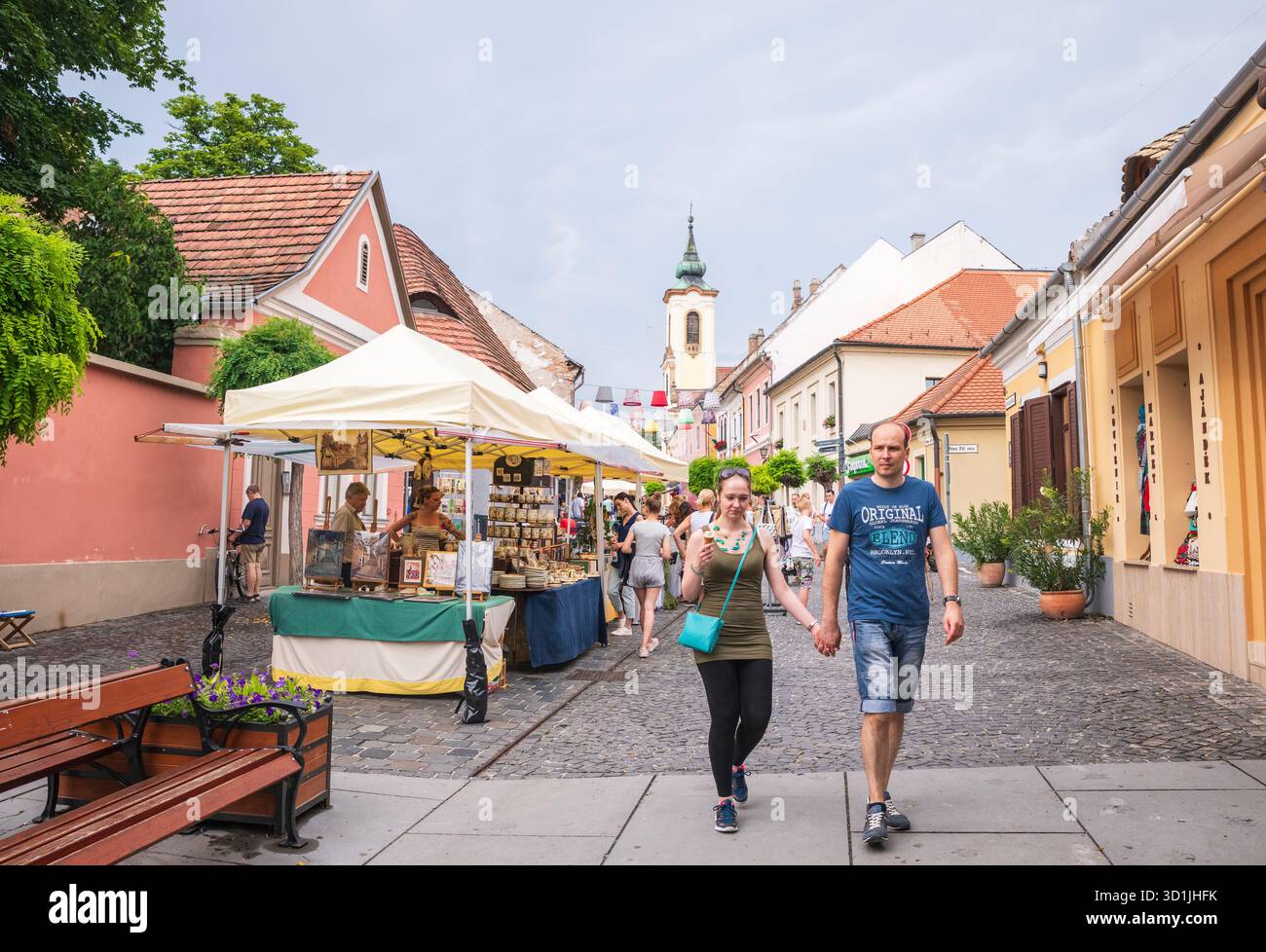Szentendre, Hongrie - 21 juin 2019 : marché en plein air à Szentendre, est une ville hongroise sur le Danube, connue pour ses maisons colorées et étroites, Banque D'Images