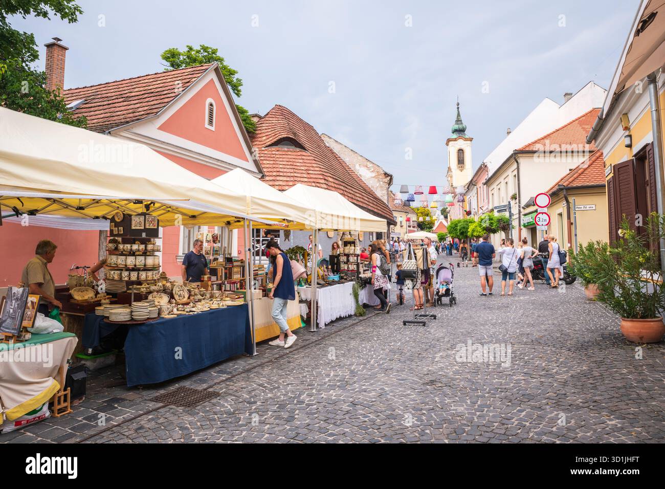 Szentendre, Hongrie - 21 juin 2019 : marché en plein air à Szentendre, est une ville hongroise sur le Danube, connue pour ses maisons colorées et étroites, Banque D'Images