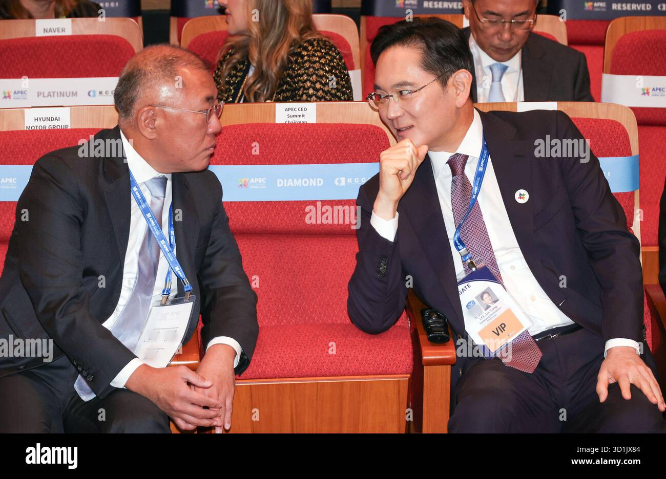 Gyeongju, Gyeongbuk, CORÉE DU SUD. 29 octobre 2025. Oct 29, 2025-Gyeongju, Corée du Sud-Chung Eui Sun du PDG de Hyundai Kia Motor Group et Lee Jae Yong du président de Samsung participent à l'événement d'ouverture du sommet des PDG du forum de coopération économique Asie-Pacifique au Gyeongju Arts Center à Gyeongju, dans la province de Gyeongsang du Nord, dans le sud-est de la Corée du Sud, le 29 octobre 2025 (crédit image : © Apec2025korea via ZUMA Press Wire) USAGE ÉDITORIAL ONLY ! Non destiné à UN USAGE commercial ! Crédit : ZUMA Press, Inc/Alamy Live News Banque D'Images