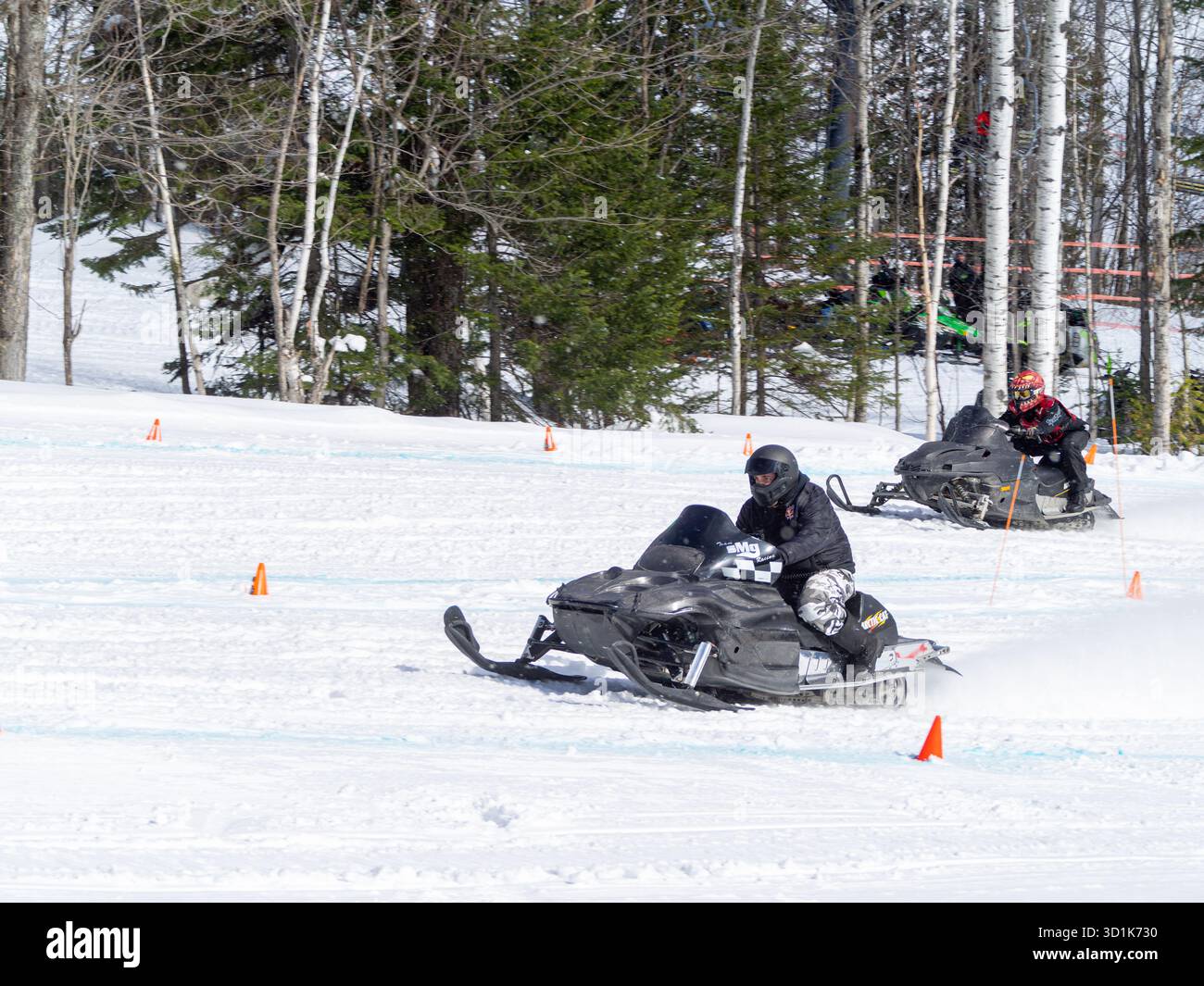 Course de motoneige montée sur les pentes de la station de ski Val Saint-Come au Québec, Canada Banque D'Images