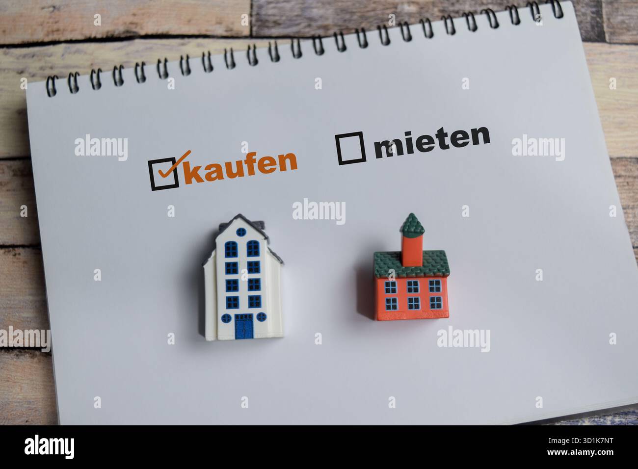 Concept de Kaufen ou mieten en allemand cela signifie acheter ou louer écrire sur le livre avec des mots-clés isolé sur la table en bois. Banque D'Images