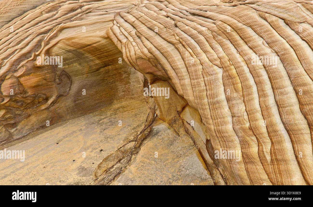 Anciennes couches de dépôts de sédiments dans la roche de grès à motifs exposés le long des falaises côtières du parc national de Bouddi, Nouvelle-Galles du Sud, Australie Banque D'Images