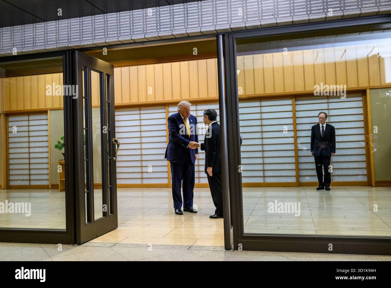 Le président Donald Trump fait ses adieux à l’empereur japonais Naruhito après une réunion au Palais impérial de Tokyo, au Japon, le lundi 27 octobre 2025. (Photo officielle de la Maison Blanche par Daniel Torok) Banque D'Images