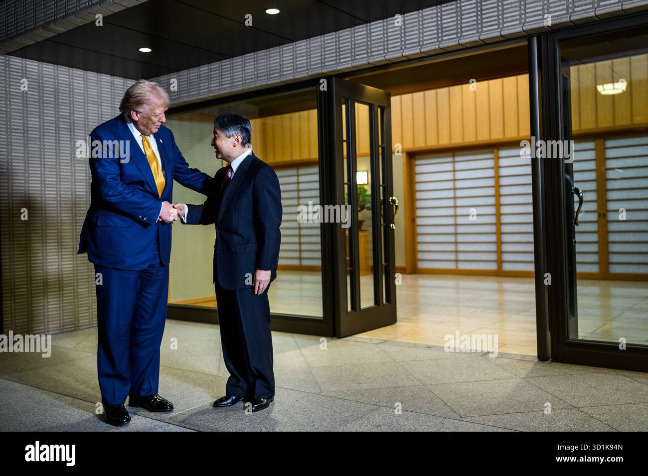 Le président Donald Trump fait ses adieux à l’empereur japonais Naruhito après une réunion au Palais impérial de Tokyo, au Japon, le lundi 27 octobre 2025. (Photo officielle de la Maison Blanche par Daniel Torok) Banque D'Images