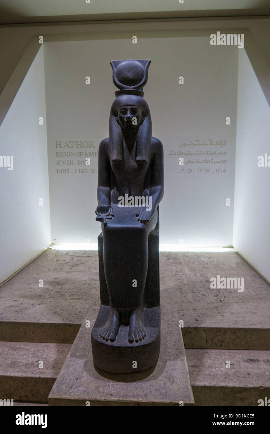 Statue de Hathor, une ancienne déesse égyptienne logée dans le musée de Louxor, en Égypte Banque D'Images