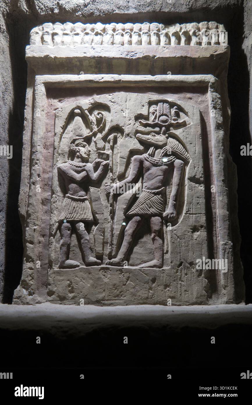 Ancien relief en pierre sculptée mettant en vedette Sobek le Dieu crocodile égyptien antique au musée du crocodile de Kom Ombo, en Égypte Banque D'Images