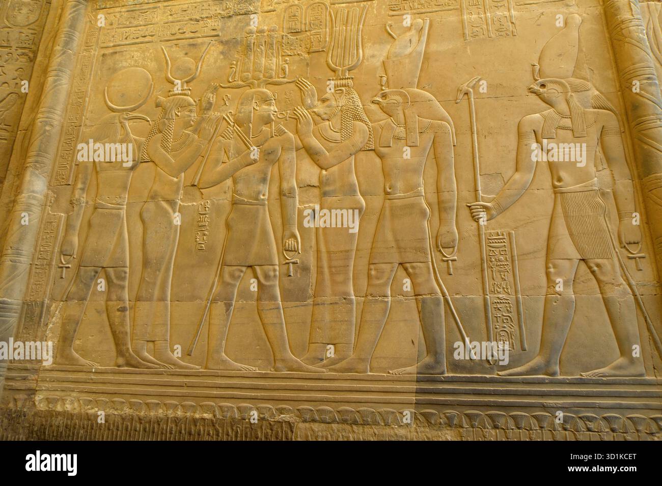Anciennes sculptures égyptiennes en bas-relief du temple de Kom Ombo en haute-Égypte Banque D'Images