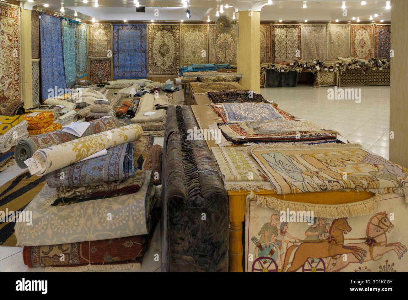 Intérieur d'un magasin de tapis avec un affichage de tapis traditionnels faits à la main accrochés aux murs et disposés sur le sol en Egypte Banque D'Images