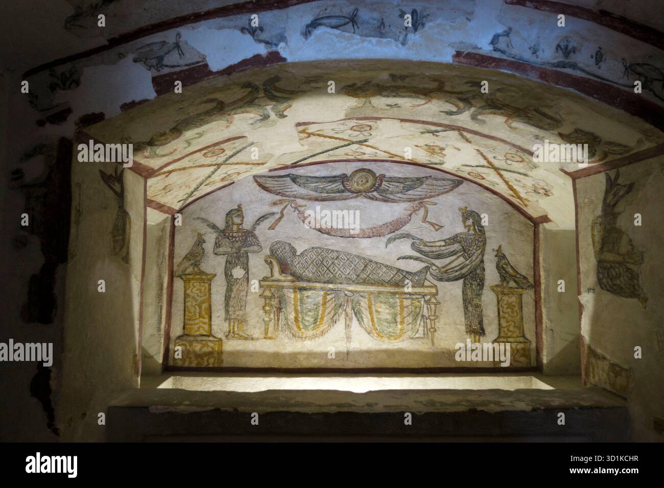 Fresque antique de scène funéraire d'inspiration égyptienne dans les catacombes de Kom El Shoqafa (butte d'éclats) à Alexandrie, Égypte Banque D'Images