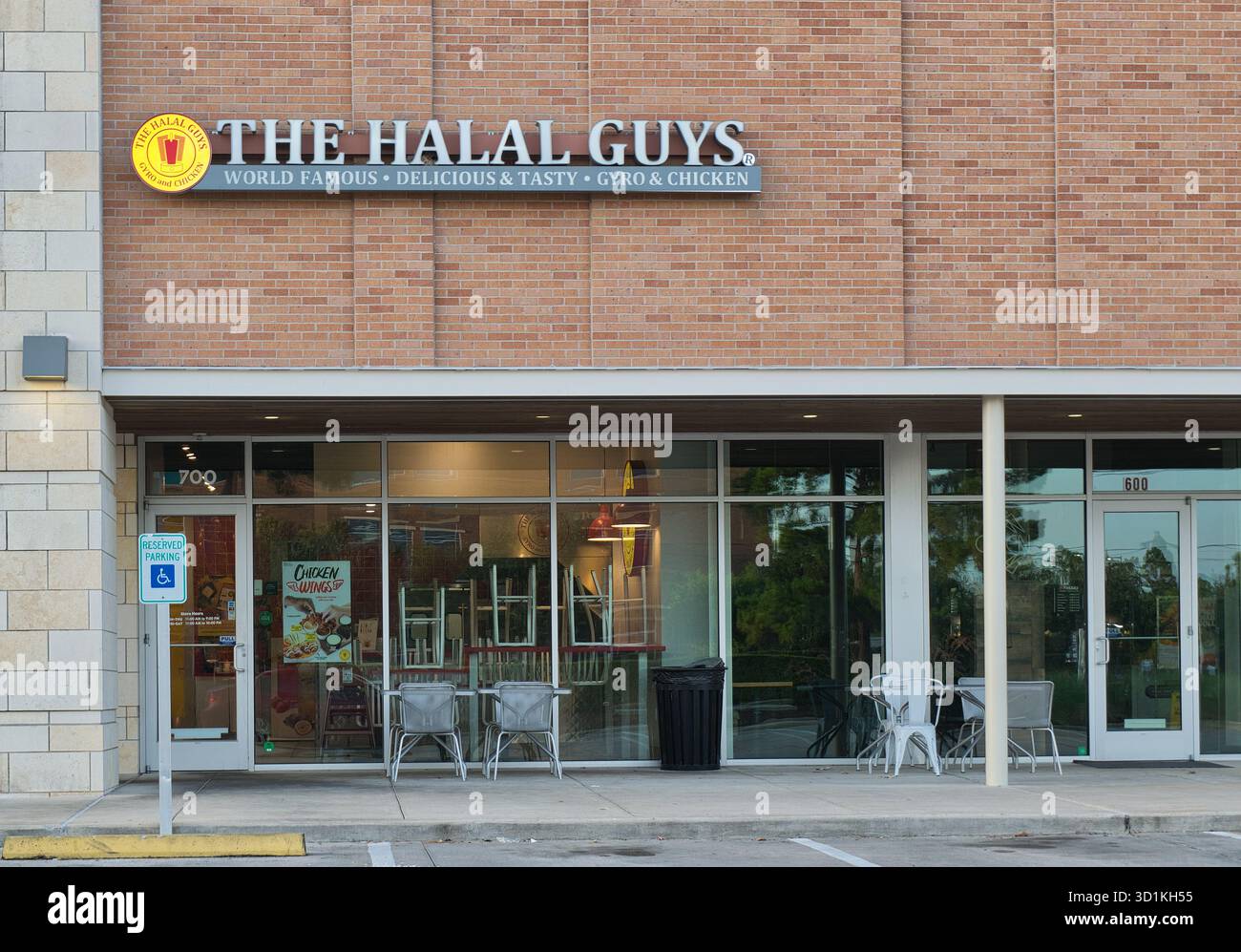 Houston, Texas États-Unis 07-13-2025 : The Halal Guys Business Storefront extérieur local Strip Mall. Banque D'Images