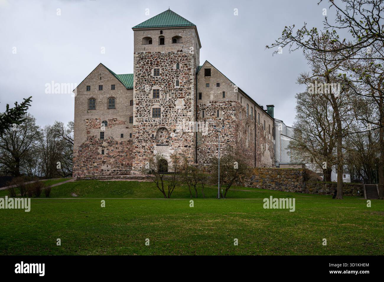 Le château de Turku est entouré d'herbe verte et d'arbres. Banque D'Images