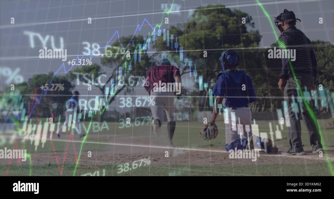 Coureur de baseball sprint en uniforme Bordeaux vers la plaque de la maison au diamant avec superposition de graphique de stock Banque D'Images