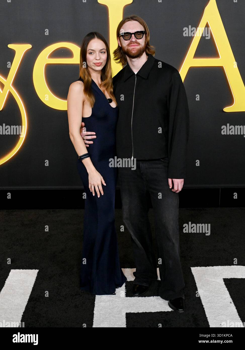 Le 28 octobre 2025, Los Angeles, Californie, États-Unis : L'actrice CLAUDIA SULEWSKI et la chanteuse, compositrice, productrice de disques et acteur FINNEAS, lauréate d'un Grammy, assistent à l'événement de première sur le tapis rouge ''I Love LA'' de HBO original. (Crédit image : © Billy Bennight/ZUMA Press Wire) USAGE ÉDITORIAL SEULEMENT ! Non destiné à UN USAGE commercial ! Banque D'Images
