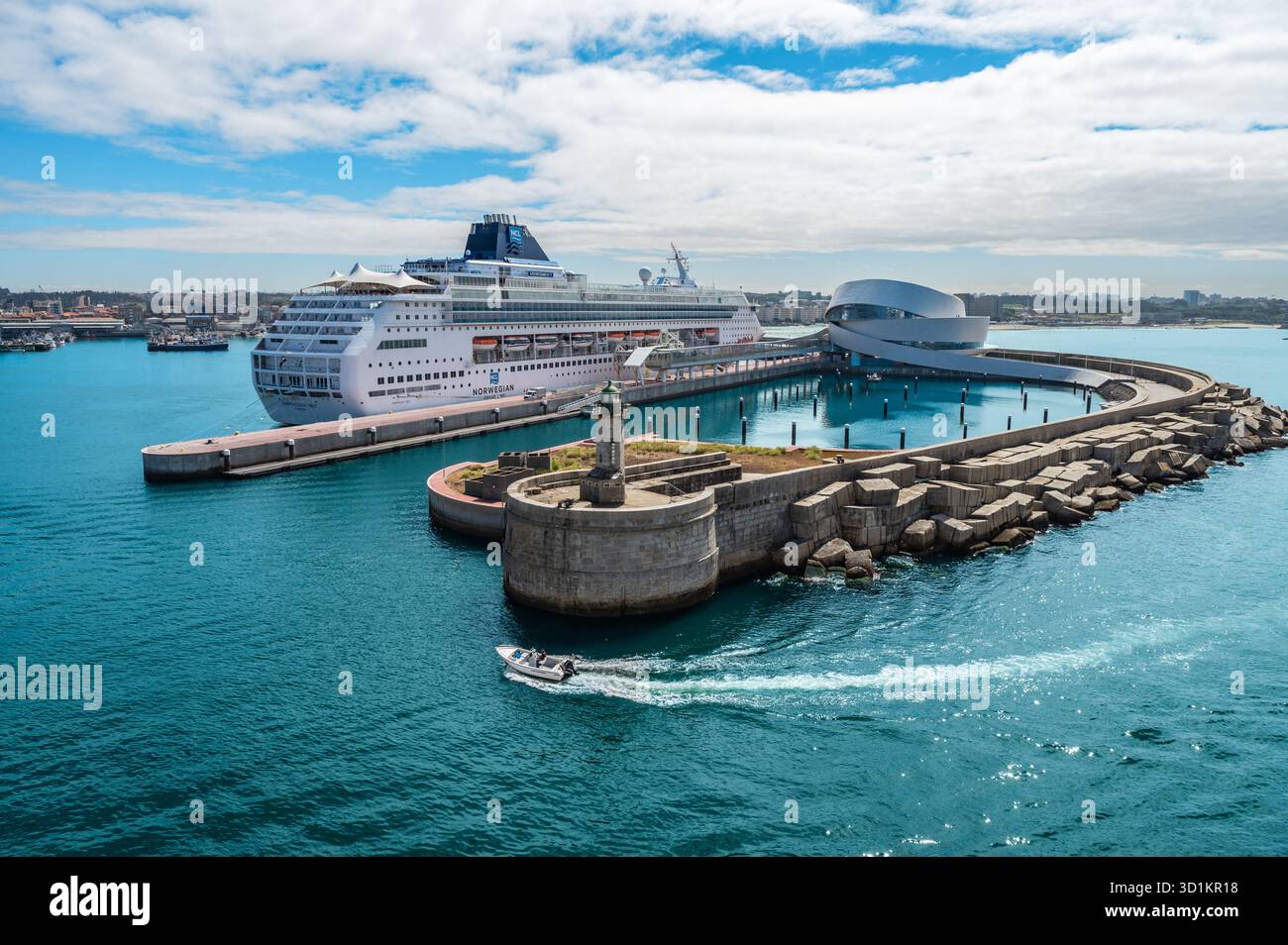 Matosinhos, Portugal - 22 juillet 2025 : navire de croisière NCL Norwegian Sky amarré au terminal de croisière dans le port de Leixoes près de Porto Banque D'Images
