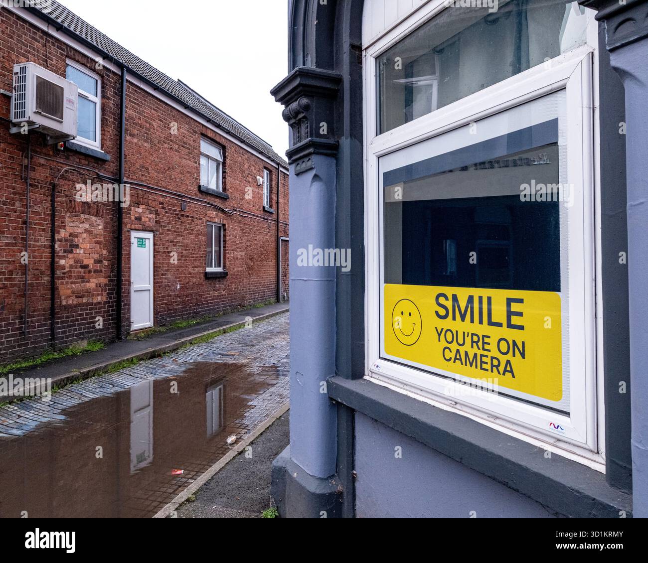 Souriez que vous êtes sur le panneau d'avertissement de la caméra dans la fenêtre Banque D'Images