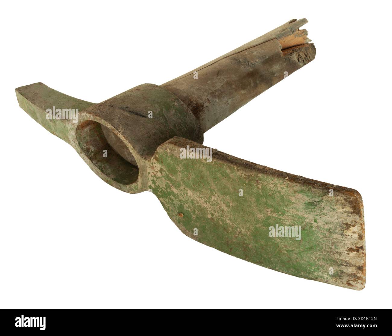 Pioche avec une poignée brroken wodden ainsi qu'un piquet cassé sur l'acier qui est recouvert de rouille et de peinture décolorée isolé sur un fond blanc. Banque D'Images