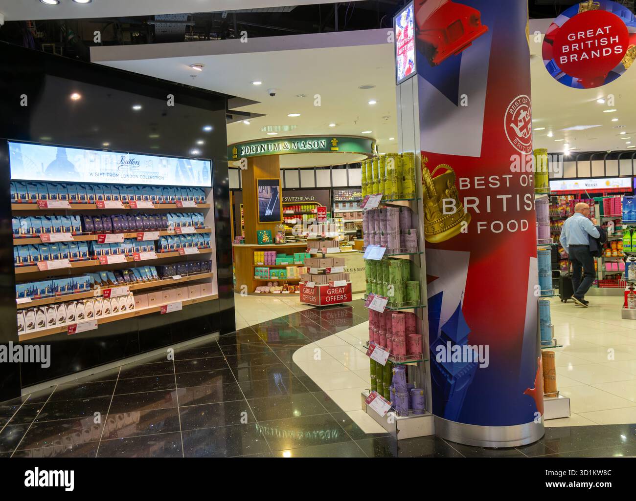 Zone commerciale hors taxes dans le salon des départs, terminal 5, aéroport Heathrow de Londres, Londres, Angleterre, ROYAUME-UNI Banque D'Images