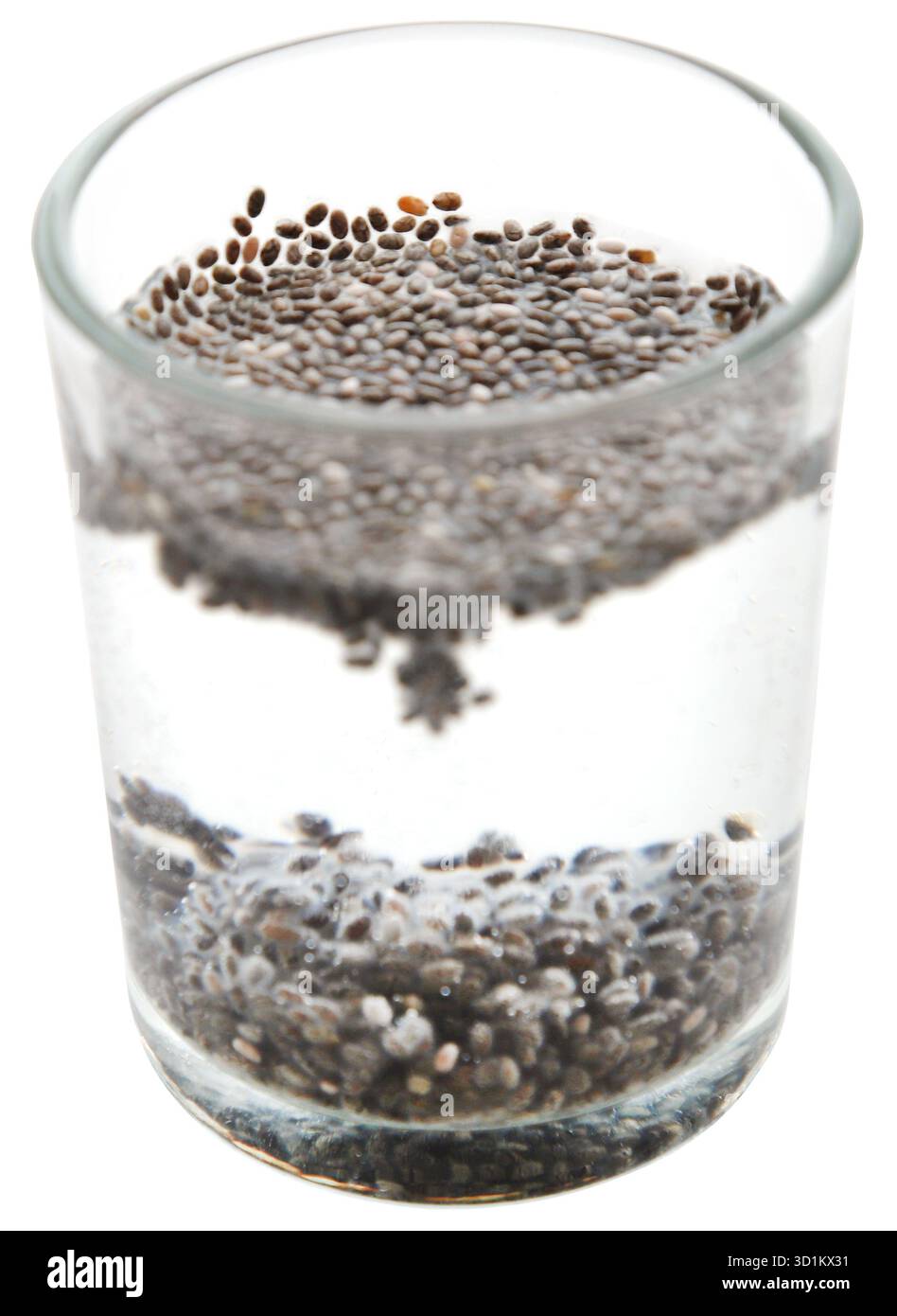 Eau de graines de chia bio trempée dans un verre Banque D'Images