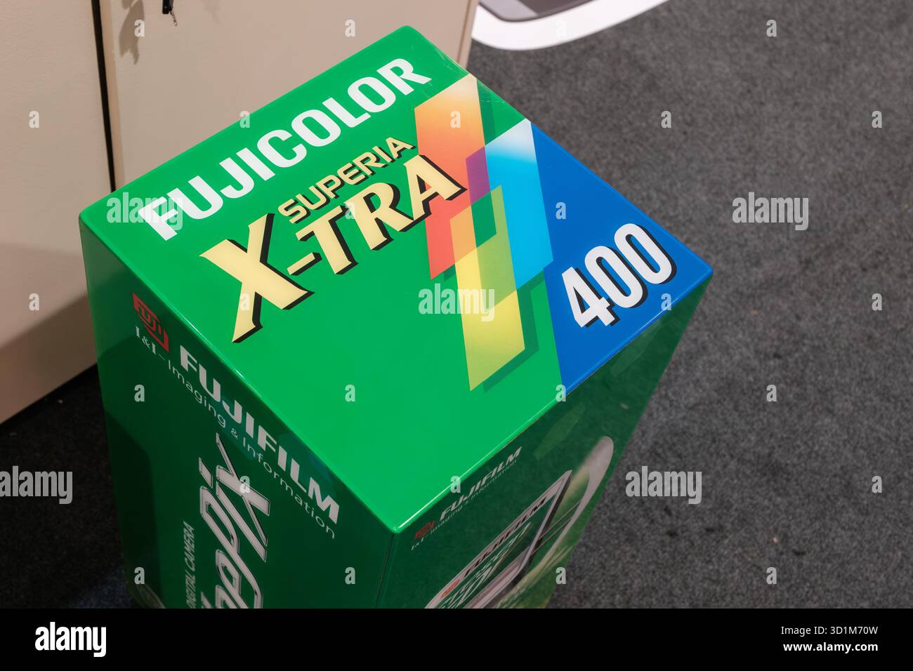 Film Fujicolor Superia X-Tra 400 affiché dans un emballage vert coloré avec le logo de la marque bien en évidence sur la boîte Banque D'Images