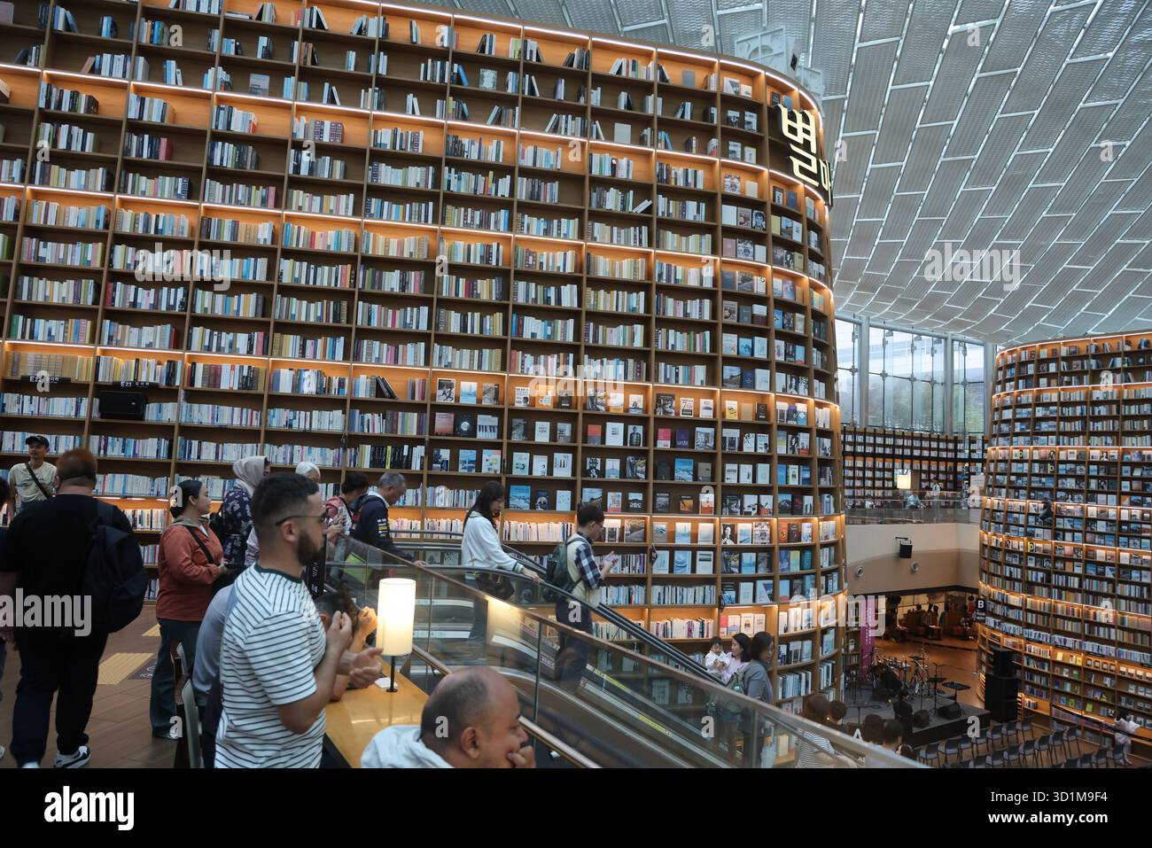 SÉOUL, CORÉE DU SUD - 11 OCTOBRE 2025 - les gens apprécient l'impressionnante bibliothèque Starfield avec des centaines de livres sur de grandes étagères Banque D'Images