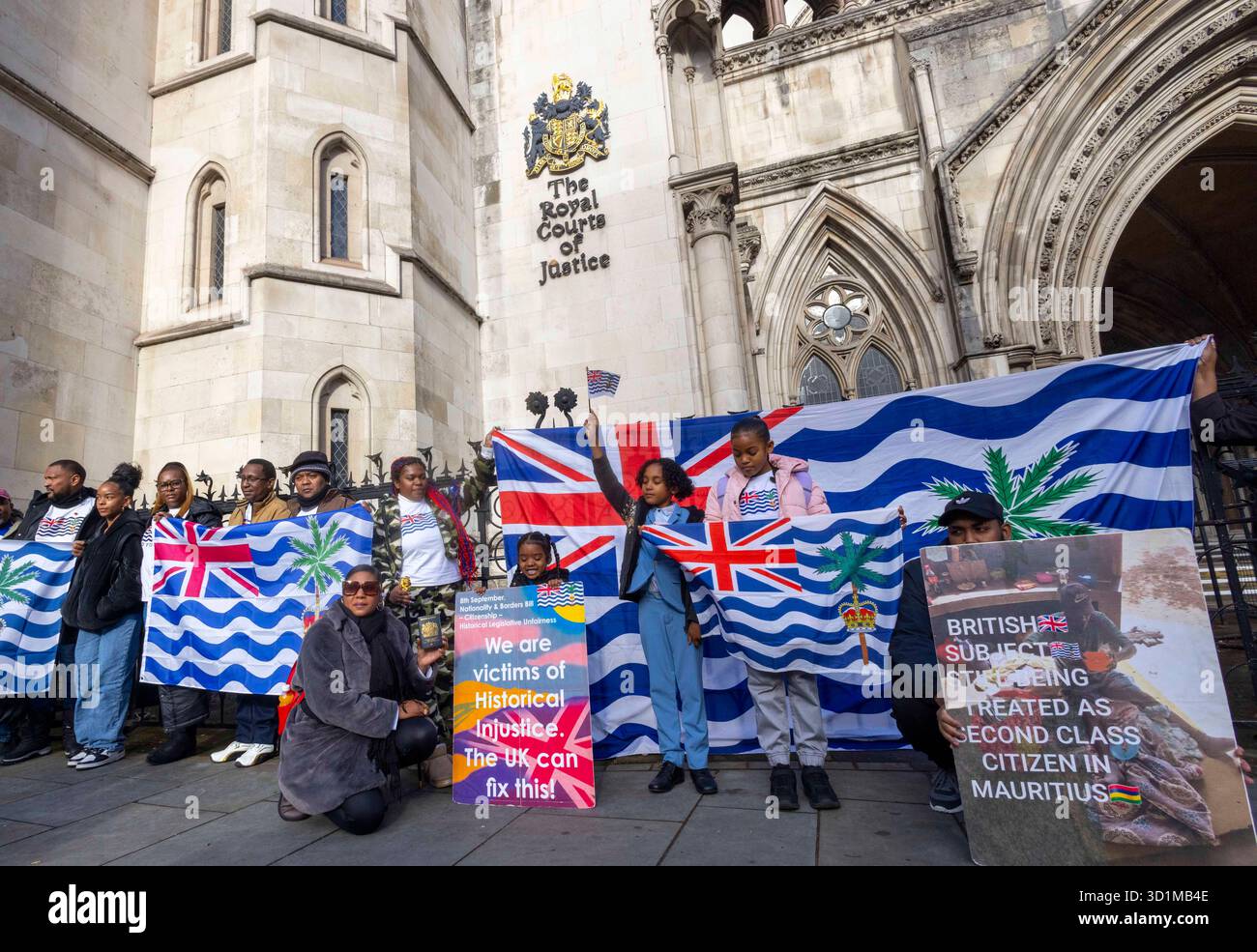 Demande de contrôle judiciaire des îles Chagos. Deux liés. Les affaires contestent les décisions du gouvernement britannique affectant les Chagossiens en raison de l'absence de consultation ab Banque D'Images